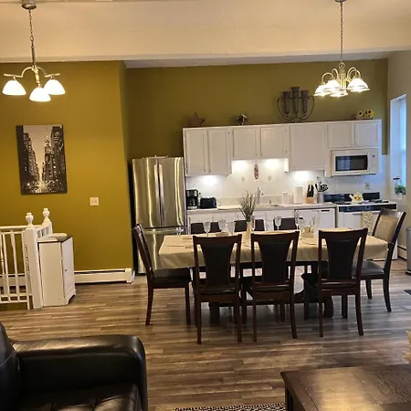 Mega Stunning Skyline View - Apt 4-5 Combination - 6 Bedroom - Sleeps 25 - 15 Mins To Nyc